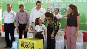 Instala Mariana Zorrilla de Borge el primer buzón itinerante de la CEDHQROO en escuela de Chetumal