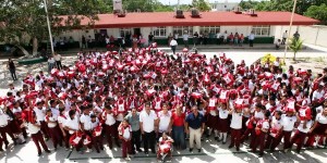 Beneficia Mariana Zorrilla de Borge a más de mil 600 niños de Isla Mujeres con mochilas