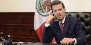 Dialogan los presidentes Enrique Peña Nieto y Barack Obama