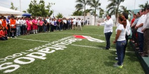 Inaugura el gobernador Roberto Borge campo de futbol y construcción de la deportiva Chactemal