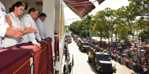 Atestigua el gobernador Roberto Borge el Desfile Cívico-Militar por Aniversario de la Independencia de México