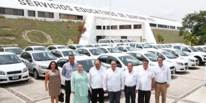 Entrega el gobernador Roberto Borge vehículos y estímulos a trabajadores del IEEA