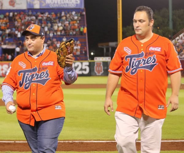 El Cónsul General, Katsumi ITAGAKI realizó el lanzamiento de la Primera  Bola en el partido de béisbol entre los Bravos de León y los Tigres de  Quintana Roo