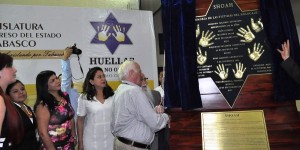 Develan Placa en memoria del Holocausto; llaman a defender los derechos humanos