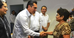 El gobernador de Campeche Alejandro Moreno, entrego microcréditos por 2.8 MDP