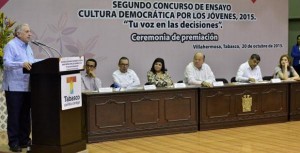 Premia gobernador de Tabasco a ganadores del 2º concurso Cultura Democrática Jóvenes 2015