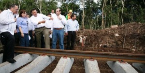 Supervisa el Gobernador avance de vías férreas en Yucatán