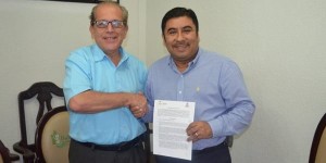 Firman INVITAB y Ayuntamiento de Balancán acta de municipalización de fraccionamiento