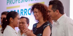 Entrega gobernador Alejandro Moreno Cárdenas becas a jóvenes estudiantes por 4.9 MDP