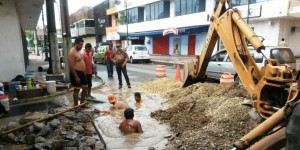 Fuga provoca baja presión en la red de agua potable en zona centro: SAS