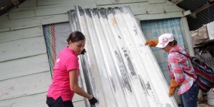 Realiza DIF Quintana Roo brigada de limpieza y entrega de láminas en Chetumal