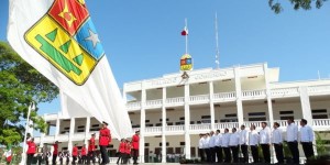 Preside el gobernador Roberto Borge la ceremonia de izamiento de la bandera de Quintana Roo