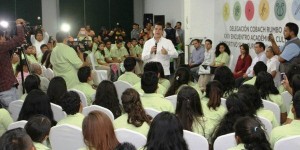 El gobernador Alejandro Moreno se reúne con jóvenes del COBACH que participaran en encuentro nacional