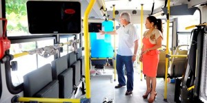 Presidentes municipales reciben autobuses adaptados del DIF Yucatán