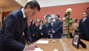 El Presidente Enrique Peña, rinde homenaje a mexicanas fallecidas en París