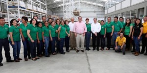 Javier Duarte y el Secretario de Desarrollo Social recorren Banco de Alimentos en Xalapa