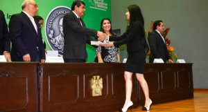 Egresados de la UJAT reciben medalla “Manuel Sánchez Mármol”