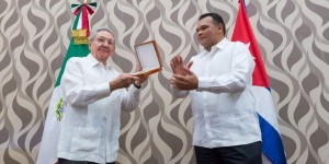 Recibe Raúl Castro Ruz Medalla «General Salvador Alvarado» en Yucatán