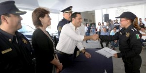 Entrega Mauricio Vila ascensos y reconocimientos en la Policía Municipal de Mérida