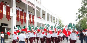 Atestigua el gobernador el desfile Cívico-Deportivo del CV Aniversario de la revolución mexicana