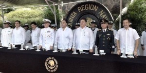 Entrega el gobernador condecoraciones a personal Naval en Isla Mujeres