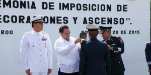 Preside el gobernador Roberto Borge la entrega de condecoraciones y ascensos de personal Militar y Naval