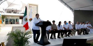 Inauguran Roberto Borge y Guillermo Ruiz de Teresa, nueva terminal marítima internacional de Chetumal