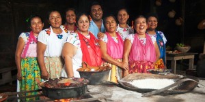 Mujeres de Papantla comparten su cocina tradicional en Foro Mundial de Gastronomía Mexicana