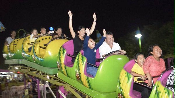 Alcalde Mauricio Gongora en la feria navideña