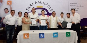 Firma Mariana Zorrilla de Borge convenio “Taxi Amigable” en beneficio de las personas con discapacidad en Cancún