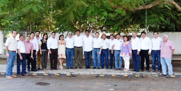 El gobernador Rolando zapata bello y colaboradores servir a Yucatan