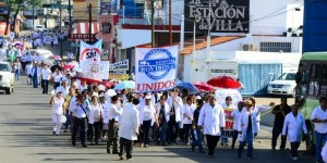 Marchan doctores en Tabasco exigiendo mejores condiciones en los hospitales