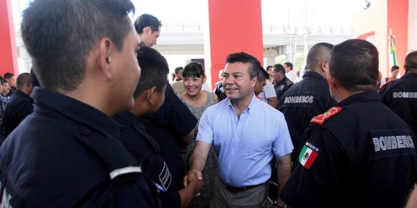 Mauricio Gongora con bomberos