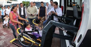 Entrega el gobernador de Quintana Roo 14 vehículos para los centros de atención múltiple