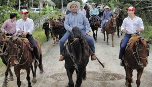 Quintanarroenses festejan al gobernador en la comunidad Maya de Chanchen primero