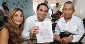 El alcalde de Mérida y su esposa conviven con adultos mayores ante la llegada de la navidad