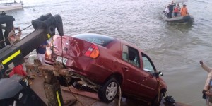 Cae al río Coatzacoalcos desde el ferry auto por error