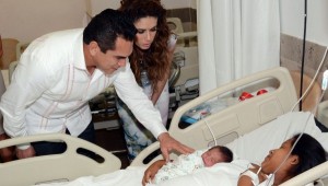 Gobernador de Campeche Alejandro Moreno y su esposa, reciben al primer niño del 2016