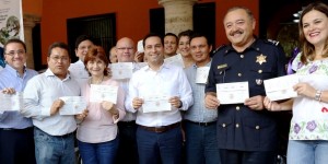El alcalde Mauricio Vila y funcionarios de Ayuntamiento de Mérida pagan predial 2016