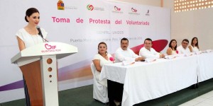 Toma Mariana Zorrilla de Borge protesta al voluntariado del DIF en Puerto Morelos