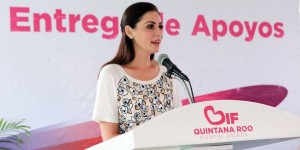 Entrega Mariana Zorrilla de Borge más de 1.5 millones de pesos en apoyos