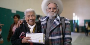 Adultos mayores de Xalapa reciben pago de pensión alimenticia del DIF estatal