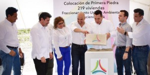 Gobernador coloca la primera piedra del fraccionamiento urbano ambiental en Campeche