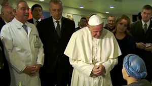 Conmueve paciente del Hospital Infantil al cantar el Ave María al Papa Francisco