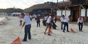 Participan trabajadores del ICATQROO en brigada de limpieza de playas