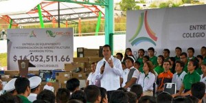 Entrega el gobernador Alejandro Moreno Cárdenas equipamiento e infraestructura a Planteles del CEYTE