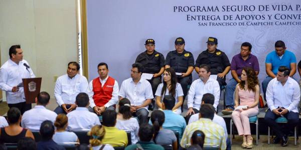 AMC entrega de apoyos a policias