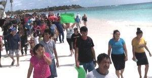 Marcha en silencio por cerrar acceso a playa en Akumal