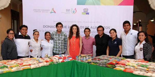 Alumnos de UAC entregan donativos al DIF campeche