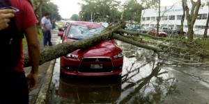 Autos, casas afectadas por vientos fuertes y granizada en Tabasco